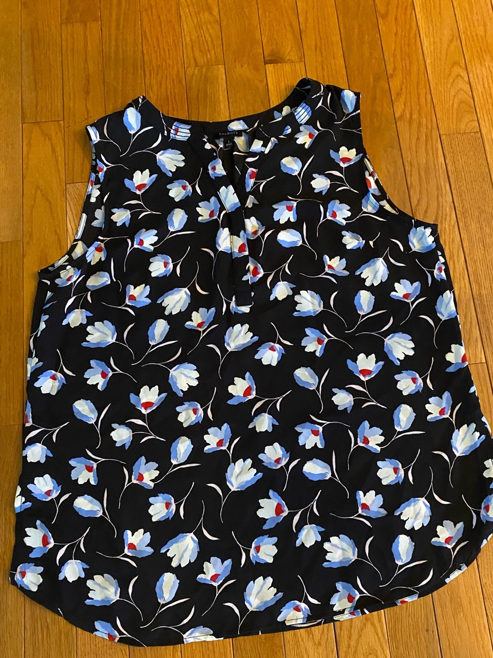 TALBOTS Print Sleeveless v neck top
Impeccable condition